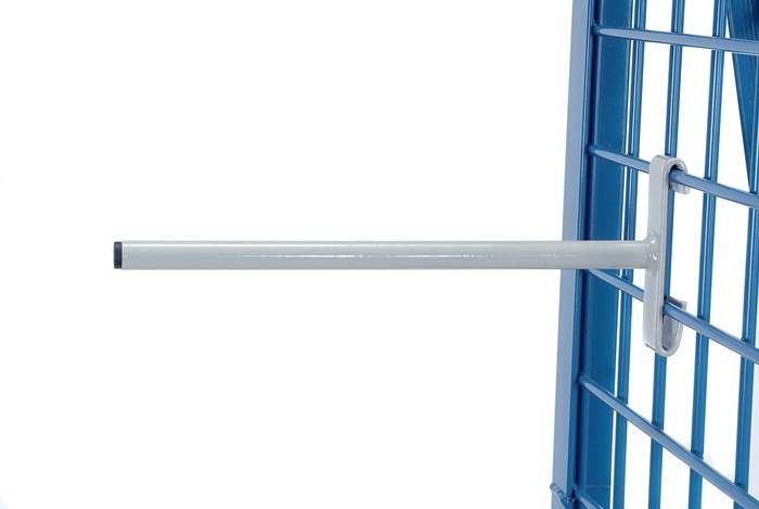 Ein grauer Metallstab ragt horizontal aus einem blauen Drahtgestell oder Käfig vor einem weißen Hintergrund heraus.