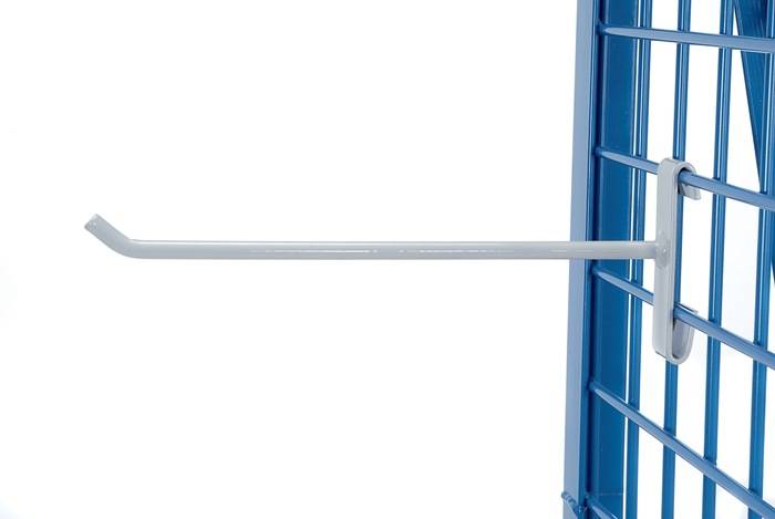 Ein grauer Metallhaken ragt aus einem blauen Drahtgitterregal vor einem weißen Hintergrund heraus.