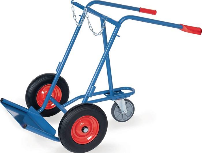 Blaurot beladener Handwagen mit zwei großen schwarzen Rädern, kleiner hinterer Lenkrolle und roten Griffen, dargestellt auf weißem Hintergrund.