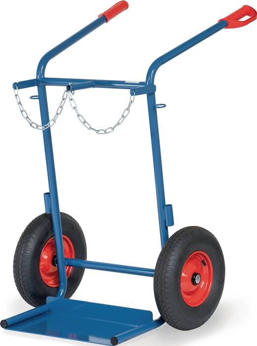 Blauer Handwagen mit roten Griffen, zwei große schwarze Räder, Ketten über der Oberseite und eine flache Grundplatte zum Transportieren schwerer Gegenstände.