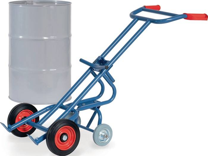 Blauer Hubwagen mit roten Griffen und Rädern neben einem grauen Metallfass, verwendet zum Bewegen schwerer Fässer.