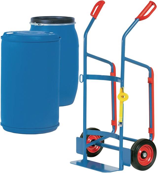 Blaue Fässer auf einer Sackkarre mit roten Griffen und Rädern, die Ausrüstung zum Bewegen schwerer Trommeln zeigt.