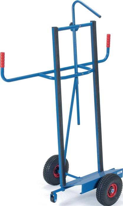 Blauer Handwagen mit zwei großen Rädern, einer kleinen vorderen Lenkrolle und roten Griffen, isoliert auf weißem Hintergrund dargestellt.