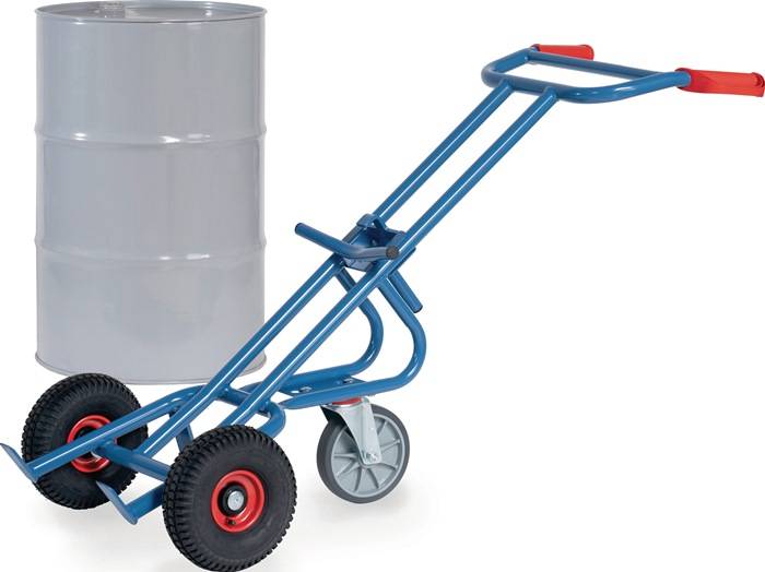 Blauer Handwagen mit zwei großen schwarzen Reifen und einer vorderen Lenkrolle, positioniert neben einem grauen Metallfass zum Transportieren von Fässern.