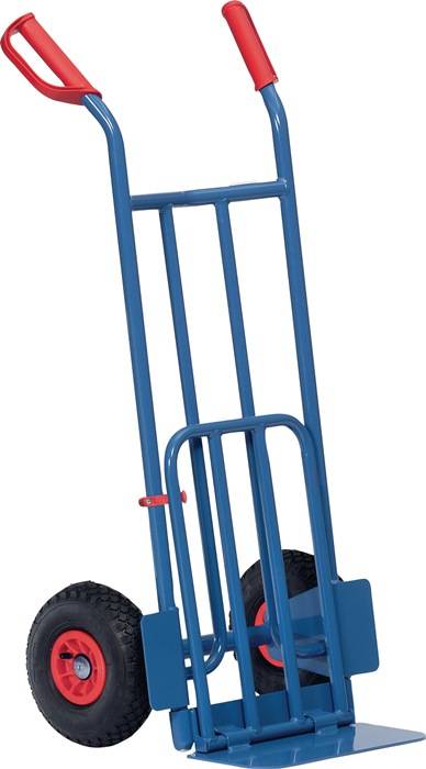 Blauer Handwagen mit roten Griffen und zwei großen schwarzen Rädern auf einer Metallbasisplatte, gezeigt vor weißem Hintergrund.