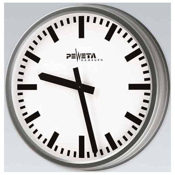 Eine runde Wanduhr, die 10:09 Uhr zeigt, mit schwarzen Stunden- und Minutenzeigern, schwarzen Stundenmarkierungen und den Worten 'PEWETA HAMBURG' auf dem Zifferblatt.