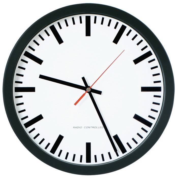 Eine weiße analoge Wanduhr mit schwarzen Stunden- und Minutenzeigern und einem roten Sekundenzeiger, gekennzeichnet mit 