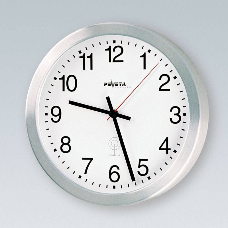 Silberne Wanduhr, die 10:10 zeigt, vor einem hellgrauen Hintergrund. Schwarze Stundenmarkierungen und Zeiger; dünne rote Sekundenzeiger.