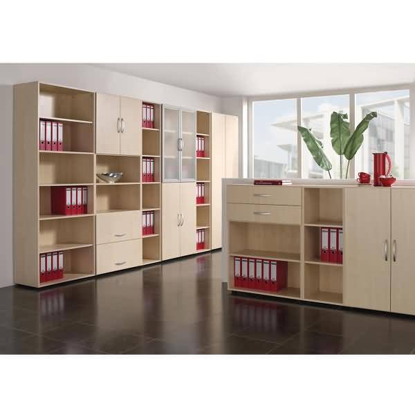 Modernes Büro mit beigen Lagerschränken und Regalen gefüllt mit roten Ordnern, einer zentralen Schubladeneinheit und großen Fenstern mit einer Pflanze im Hintergrund.
