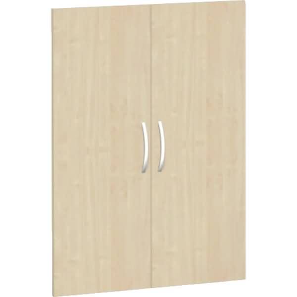 Helles Holz Kleiderschrank mit zwei Türen und silbernen geschwungenen Griffen.