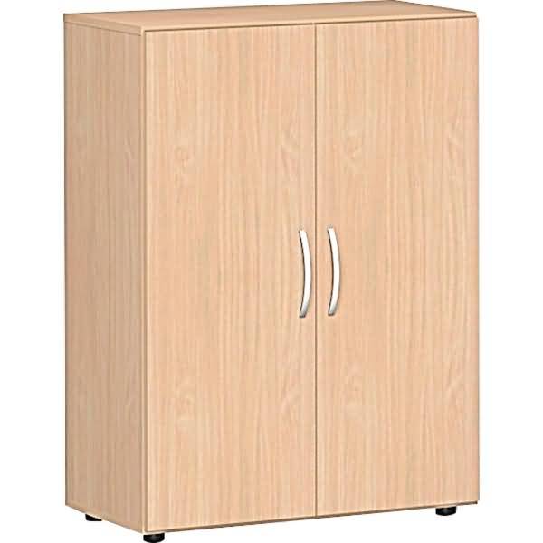 Helles Holz-Schrank mit zwei Türen, gebogenen silbernen Griffen und kurzen Füßen auf weißem Hintergrund.
