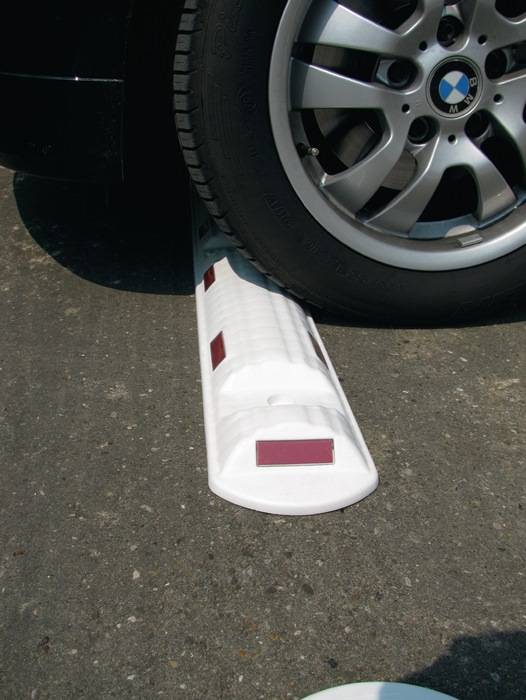 Leitschwelle L1170xB150xH50mm PP weiß m.roten Reflexstreifen