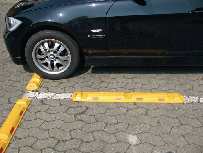 Leitschwelle L1170xB150xH50mm PP gelb m.roten Reflexstreifen