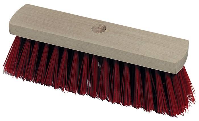 Eine Nahaufnahme eines manuellen Besens mit roten Borsten und einem Holzgriff, die Detail und Textur des Reinigungswerkzeugs zeigt.