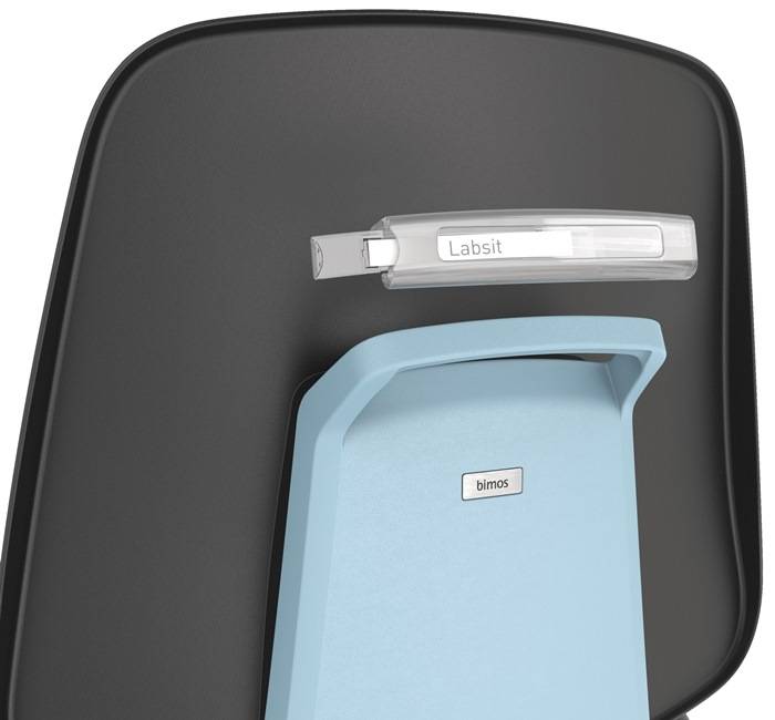 Nahaufnahme eines dunklen Bedienfelds mit einem klaren USB-Stick mit der Aufschrift „Labsit