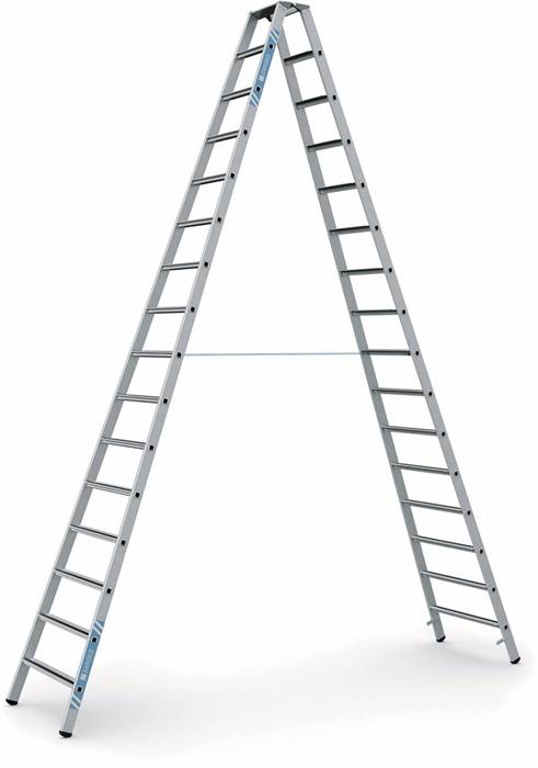 Eine Aluminium-Stehleiter in A-Form mit zwei ausgefahrenen Seiten, die offen auf weißem Hintergrund steht.
