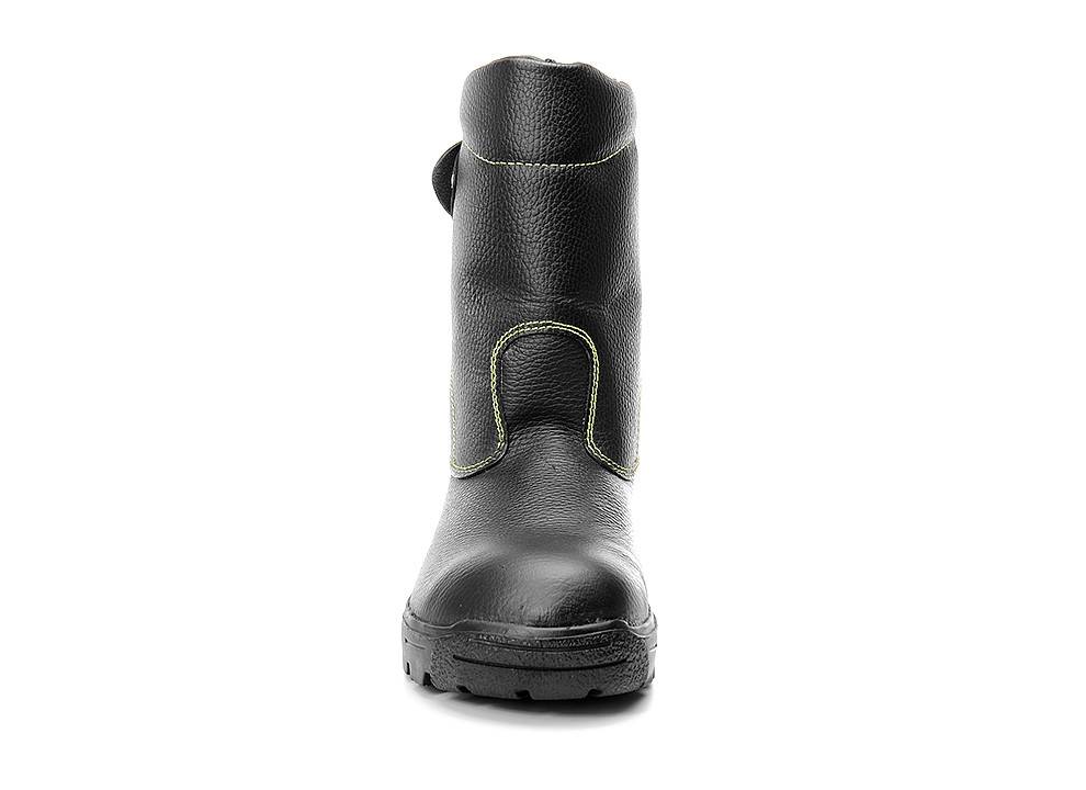Ein schwarzer Lederarbeitsstiefel mit verstärkter Zehenkappe und kontrastierendem Nahtwerk, von vorne betrachtet.