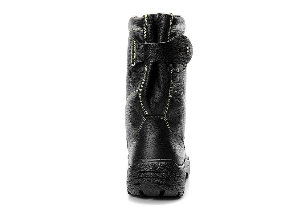 Ein schwarzer Wanderschuh von hinten betrachtet, der das Design der Ferse und Sohle zeigt.