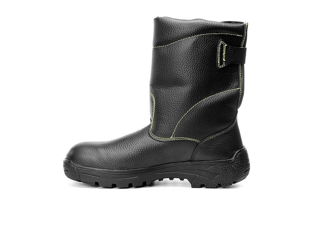 Ein schwarzer Lederschuh für die Arbeit mit verstärkter Zehenkappe, strukturierter Sohle und gelber Naht steht vor einem weißen Hintergrund.