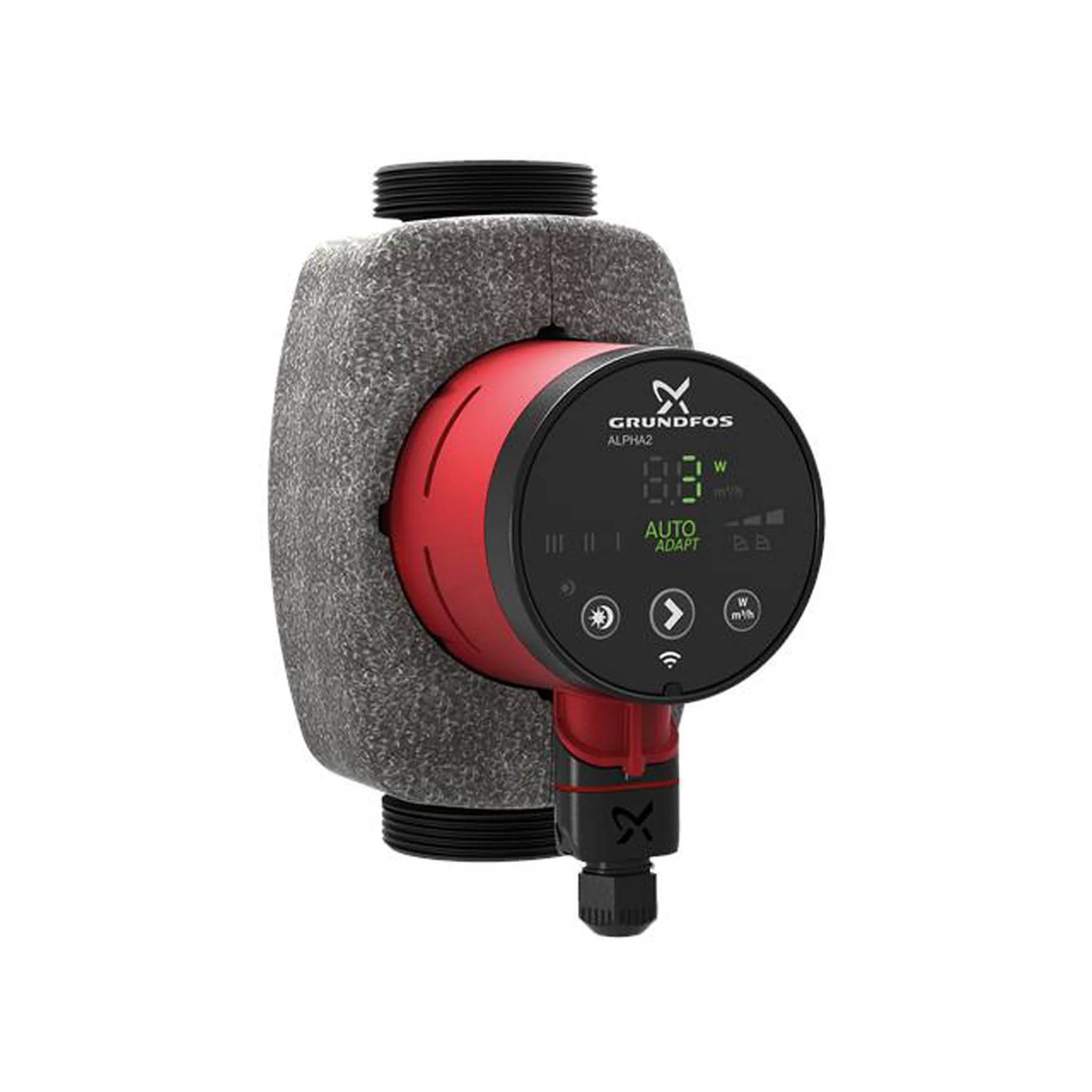 Eine Grundfos ALPHA2-Umwälzpumpe mit digitaler Kontrollanzeige, dargestellt in einer Schaumstoff-Isolationsschale auf weißem Hintergrund.