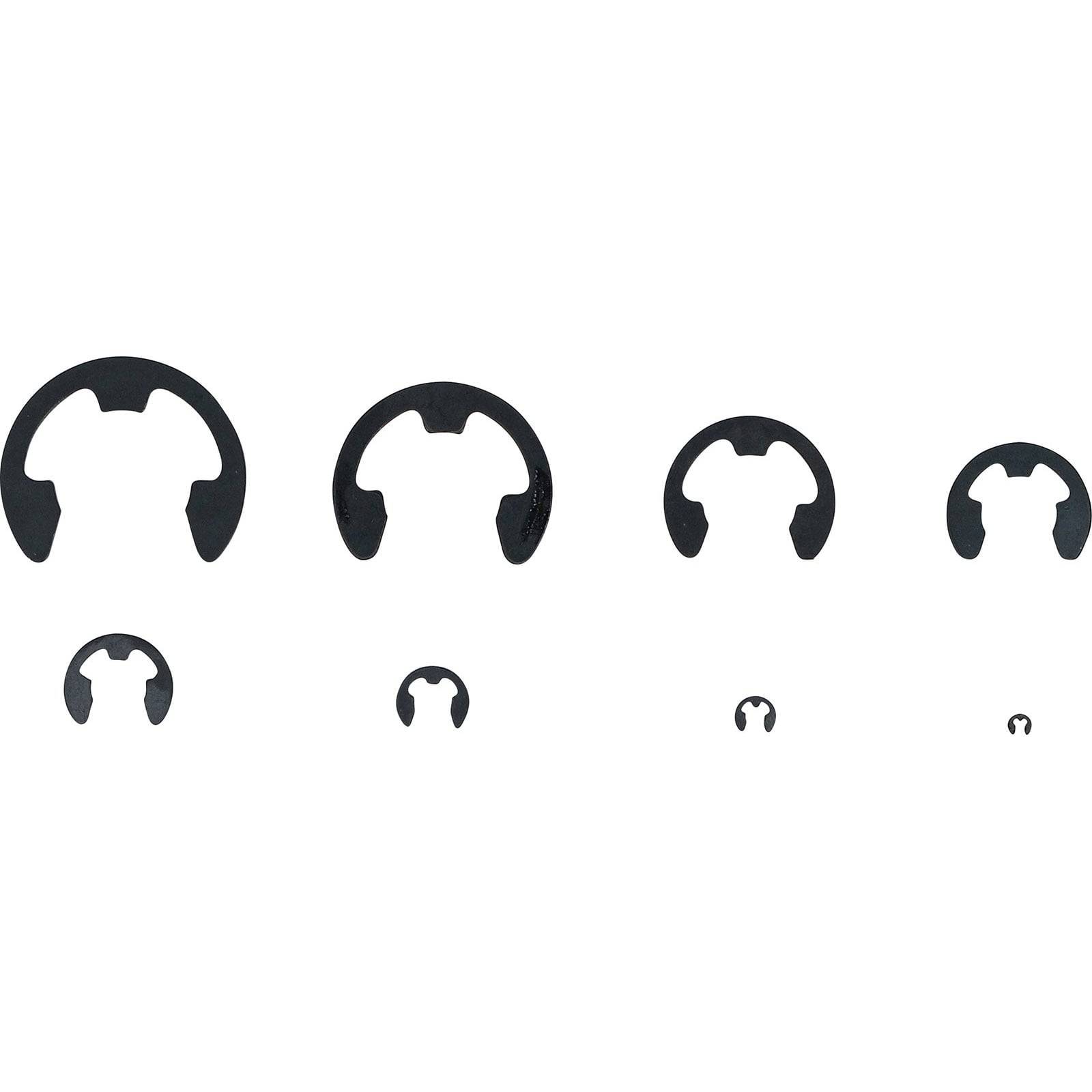 Verschiedene Größen von schwarzen Sicherungsringen, die in einer Reihe angeordnet sind und einen Bereich von Durchmessern von groß bis klein auf einem weißen Hintergrund zeigen.