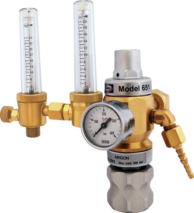 Argon-Gasregler mit zwei Durchflussmessern, Manometer und Schlauchanschluss für Schweißen oder industrielle Gaskontrolle.