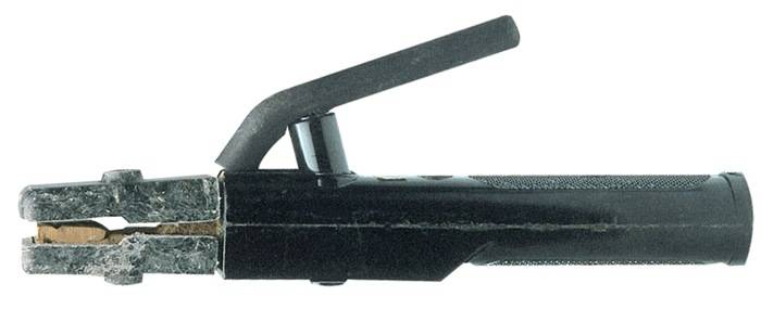 Ein schwarzer Schweißelektrodenhalter mit einer eingespannten Metallspitze, isoliert auf weißem Hintergrund dargestellt.