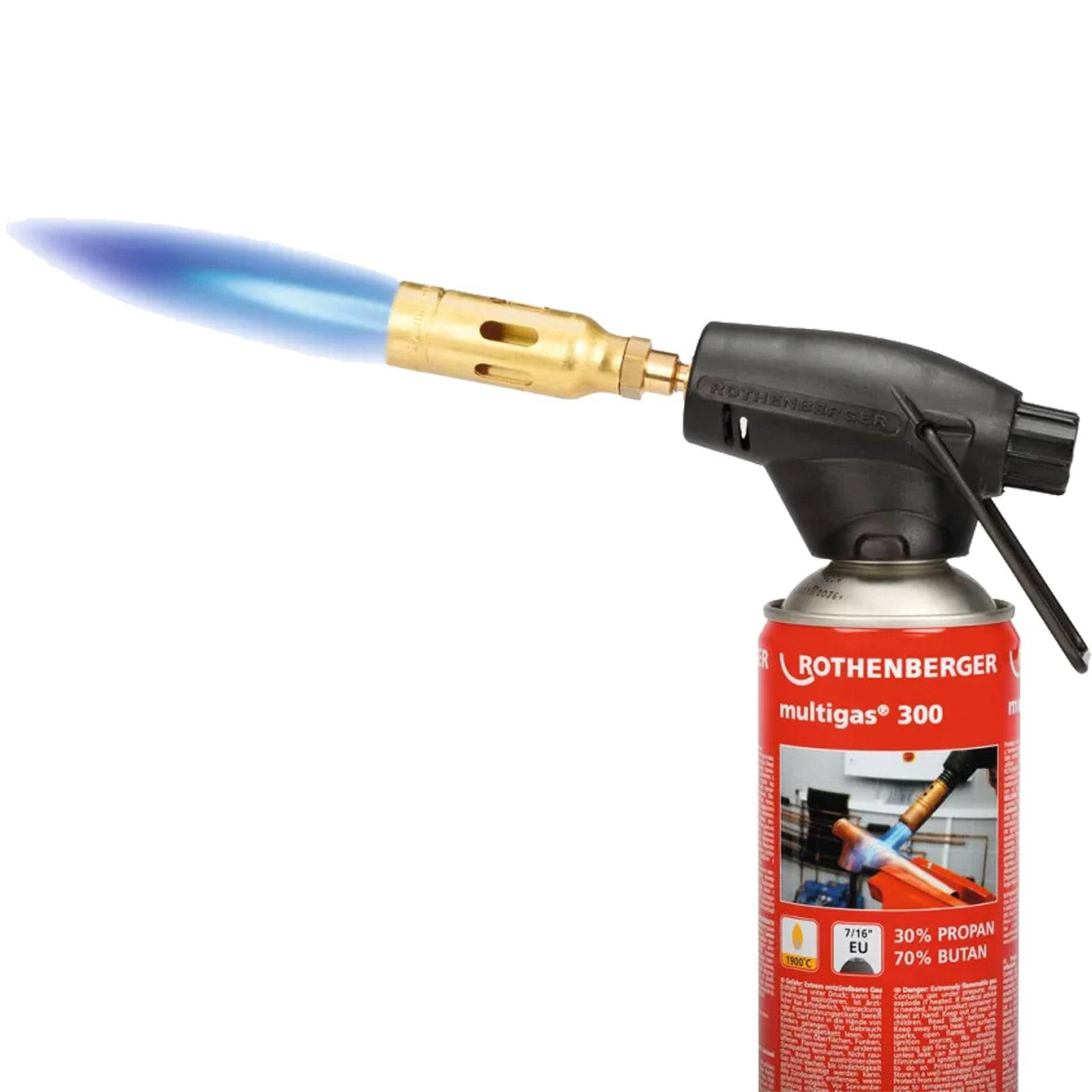 Eine tragbare Handflamme mit blauer Flamme, verbunden mit einer Kartusche des Typs „Rothenberger multigas 300