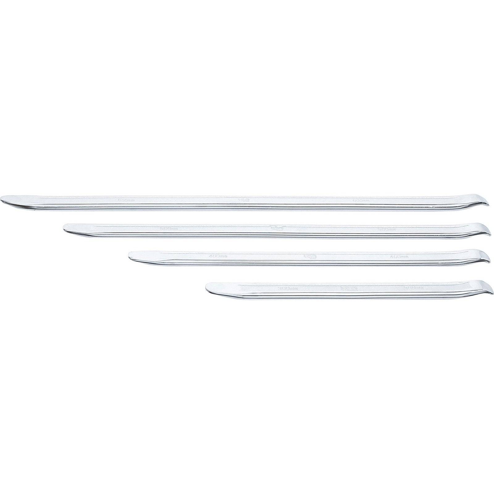 Vier Metallspieße unterschiedlicher Länge sind horizontal auf einem einfachen Hintergrund angeordnet.