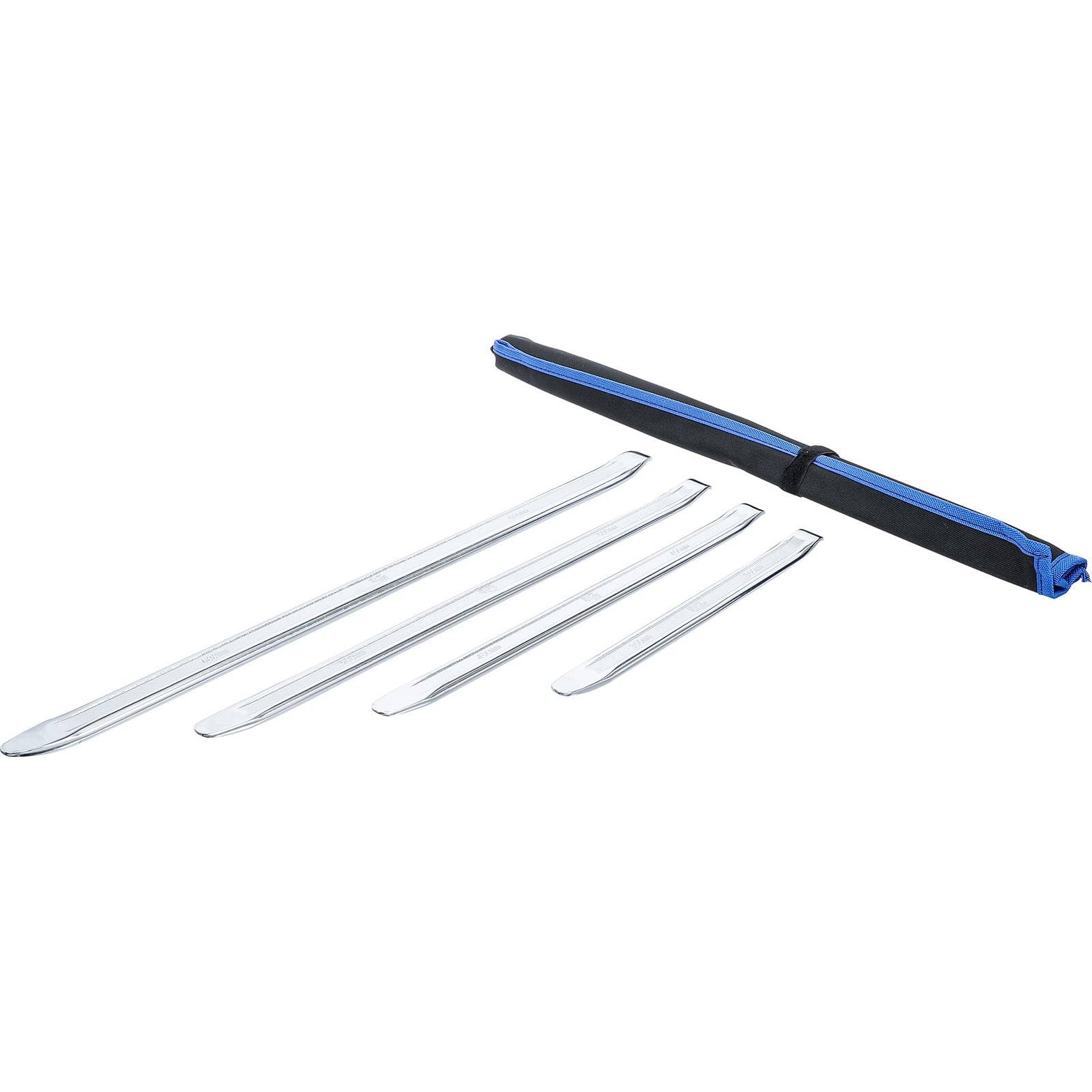 Ein Set von vier silbernen Zeltheringen und einem gefalteten blauen Transportbeutel, auf einem weißen Hintergrund präsentiert.