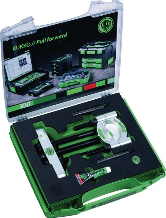 Mechaniker-Werkzeugset in grüner und schwarzer Tasche, beschriftet mit 'KUKKO // Pull forward 100', enthält verschiedene Werkzeuge, die in Schaumstoffschlitzen angeordnet sind.