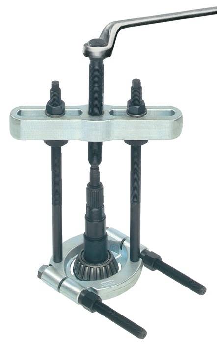 Ein Lagerabzieher wird gezeigt, wie er ein Lager von einer Welle entfernt. Das Werkzeug verfügt über zwei lange Schrauben, die eine Querstrebe und eine zentrale Schraube halten.