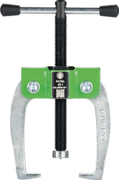 Eine Nahaufnahme eines grün-silbernen mechanischen Werkzeugs mit sichtbarer Beschriftung 'Art.Nr. 43-1', das zum Greifen oder Ziehen von Objekten verwendet wird.