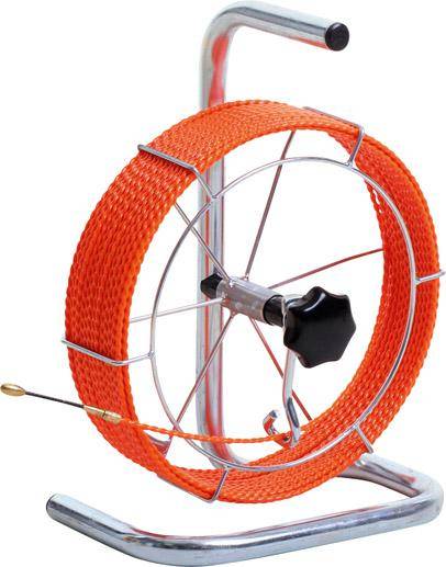 Aufgerollte orangefarbene Rohrreinigungsspirale in einem Metallrahmen mit Handkurbel zum Freimachen verstopfter Rohre.