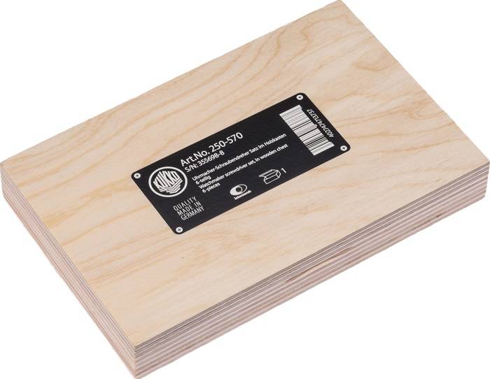 Ein Holzblock mit einem schwarzen Etikett, das eine Produktnummer, Art.-Nr. 250-570, und ein Logo trägt, was darauf hinweist, dass er in Deutschland hergestellt wurde.