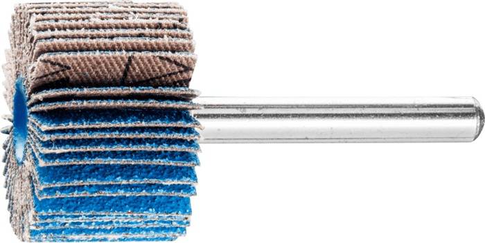 Eine Nahaufnahme eines Fächerschleifrades, das geschichtete blaue und braune Schleiflamellen auf einer Metallstange zeigt, die zum Glätten von Oberflächen verwendet wird.