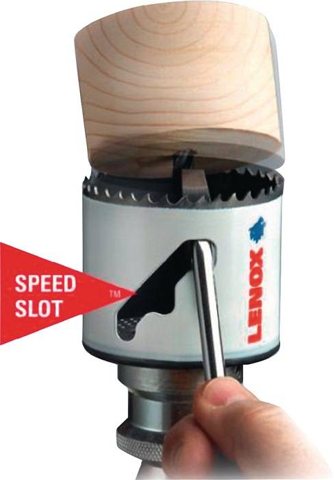 Ein Handgelenk schiebt einen Sechskantschlüssel in einen 'Speed Slot' einer Lenox-Lochsäge, in der ein Holzblock teilweise geschnitten ist und einen einfachen Kernausbau veranschaulicht.