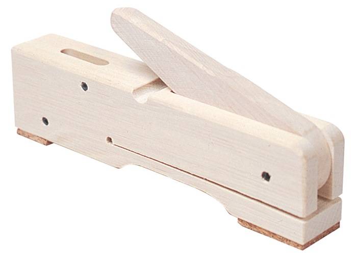 Eine Holzspielzeug-Heftmaschine mit einem beweglichen Hebel oben, die eine echte Heftmaschine nachahmt, präsentiert auf einem schlichten weißen Hintergrund.