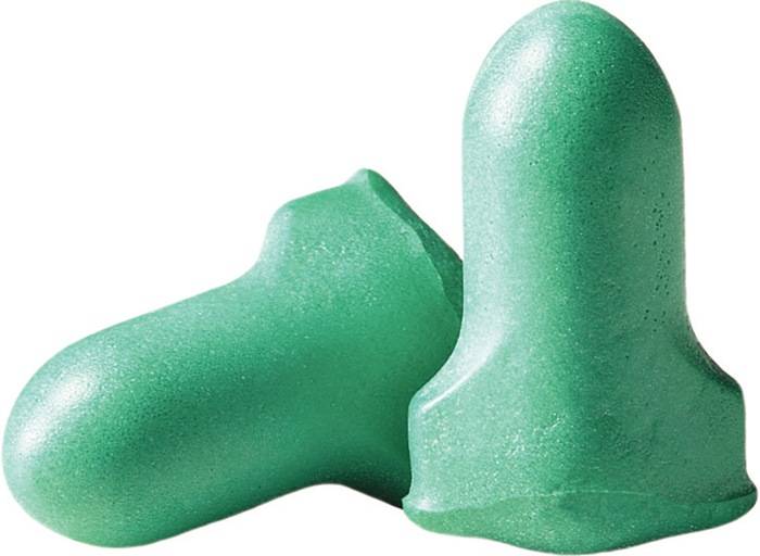 Zwei grüne Schaumstoff-Ohrstöpsel zur Geräuschreduzierung, in Nahaufnahme dargestellt.