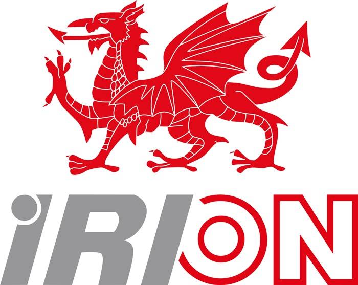 Roter Drache oben links, darunter 'PRION' in fetten, großen Buchstaben; wahrscheinlich ein Logo- oder Emblemdesign.