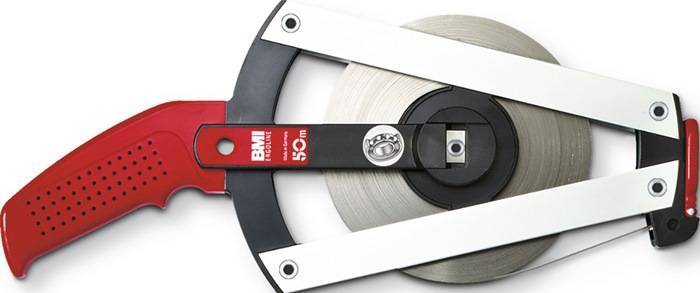 Ein Maßband aus Metall, aufgerollt in einem Halter mit rot-schwarzem Design, mit der Aufschrift 'BMI EGOMATIC 50m', das die Messmöglichkeiten zeigt.