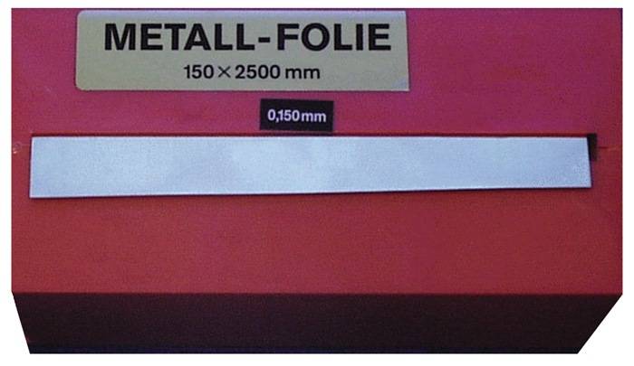 Ein einzelnes Blatt 'Metall-Folie' mit den Abmessungen 150 x 2500 mm und einer Dicke von 0,150 mm, auf einem rosa Hintergrund präsentiert.