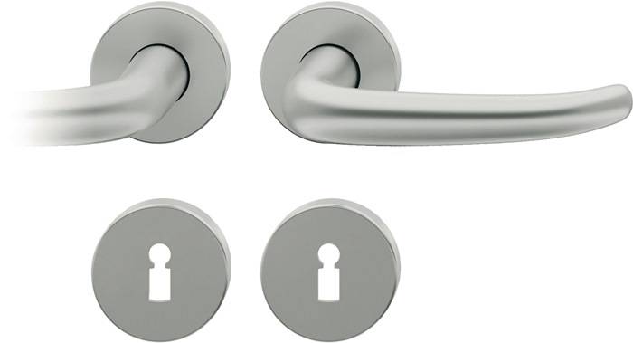 Silberner Türgriffset mit modernem Design, bestehend aus zwei abgerundeten Türgriffen und passenden Schlüssellochblenden, vor weißem Hintergrund präsentiert.