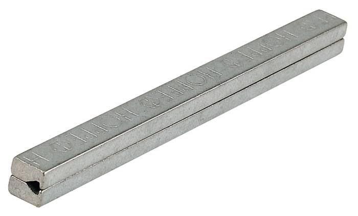 Ein Nahaufnahmebild einer silbernen rechteckigen Metallstange mit teilweise sichtbarem geprägtem Text entlang ihrer Länge, vor einem schlichten weißen Hintergrund.