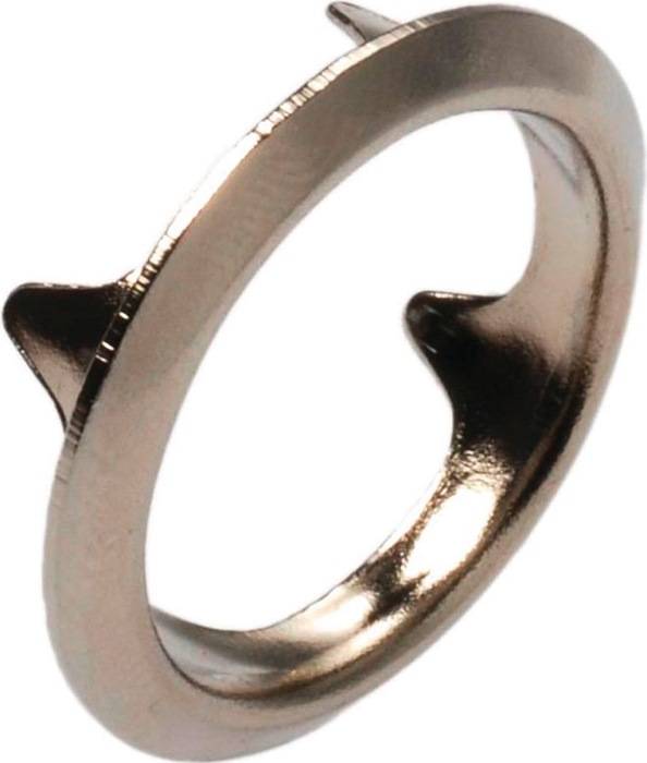 Ein metallischer Katzenohring mit einer glatten, glänzenden Oberfläche, der zwei kleine, spitze Ohren oben aufweist.