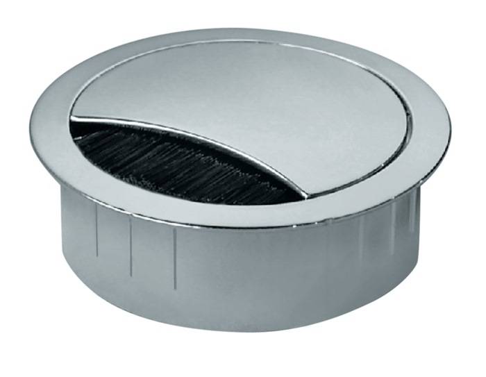 Eine runde silberne Kabeldurchführung mit einer halbkreisförmigen Öffnung und einer Bürstenabdeckung zur Kabelorganisation durch eine Schreibtisch- oder Tischoberfläche.