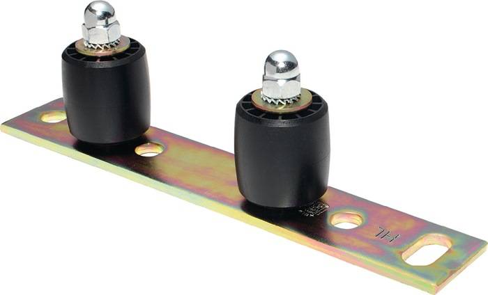 Metallstreifen mit zwei montierten zylindrischen Komponenten, mit metallischer Oberfläche und gleichmäßig verteilten Löchern.