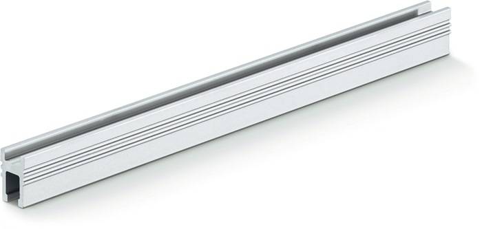 Eine lineare LED-Leuchte mit einer schlichten, metallfarbenen Oberfläche. Sie weist parallele Rillen entlang ihrer Länge auf, was auf ein modernes Design hindeutet.