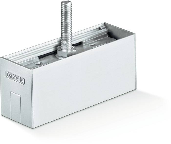 Eine Metallhalterung mit einem erhöhten Gewindestift, wahrscheinlich zum Montieren oder Befestigen von Strukturen verwendet. Sie hat eine rechteckige Form und eine metallische Oberfläche.