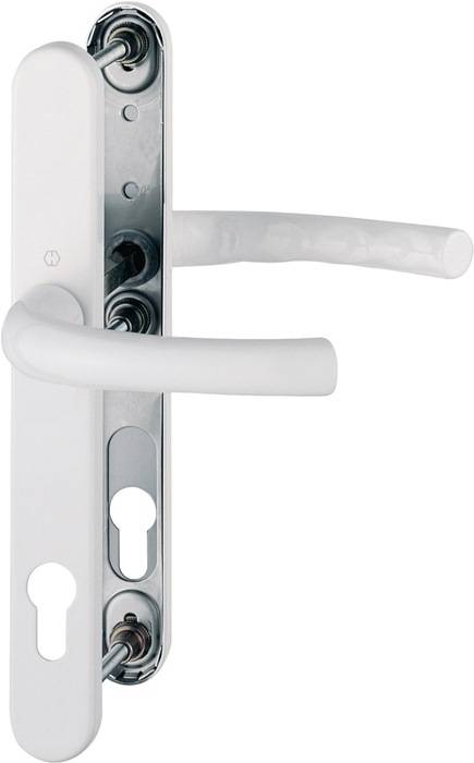 Ein weißer Türgriffset auf einer Metallplatte mit Schlüssellöchern, der für Sicherheit und leichtes Greifen konzipiert ist.